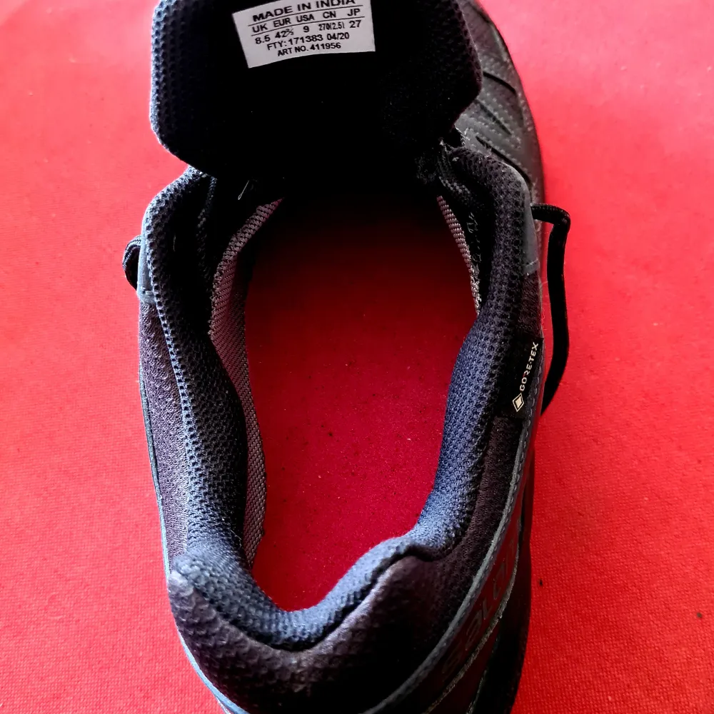 Snygga svarta Salomon contagrip goretex skor. Endast använda 1 gång. De är i det närmaste nyskick. Se bilder. Vill ni se fler bilder så hojta till . Unisex skor . Skor.
