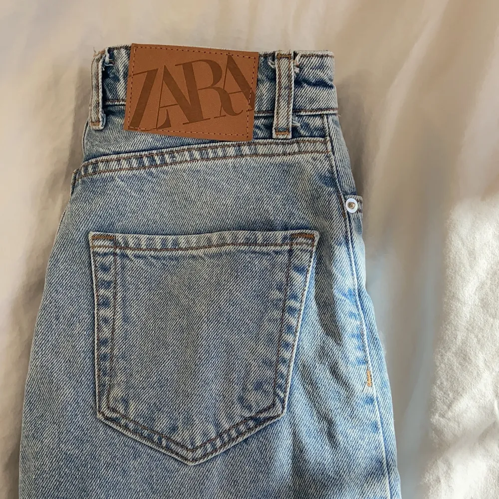 Så sjukt snygga jeans i perfekt skick och jätte snygg passform. För små för mig tyvvär men knappast använda 😩.  Kostar inte 180 kr utan 140!!. Jeans & Byxor.