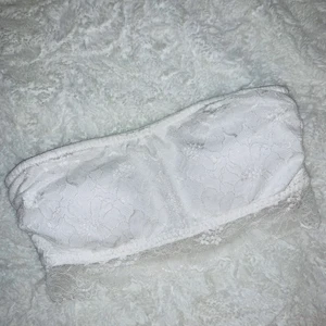 Axelbandslös topp - Nästan aldrig använt och är tyvärr lite för liten, sitter uppe jättebra och är superskön, väldigt fin också med dessa spetsdetaljer