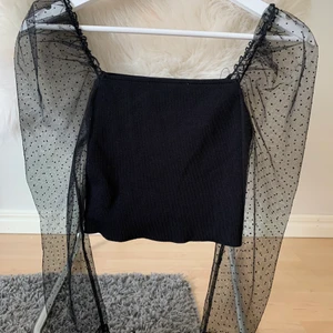 Topp från Zara - Jättefin topp från Zara. I bra skick, säljer pga att den inte kommer till användning längre. Storlek M men passar S och XS pga väldigt liten i storlek