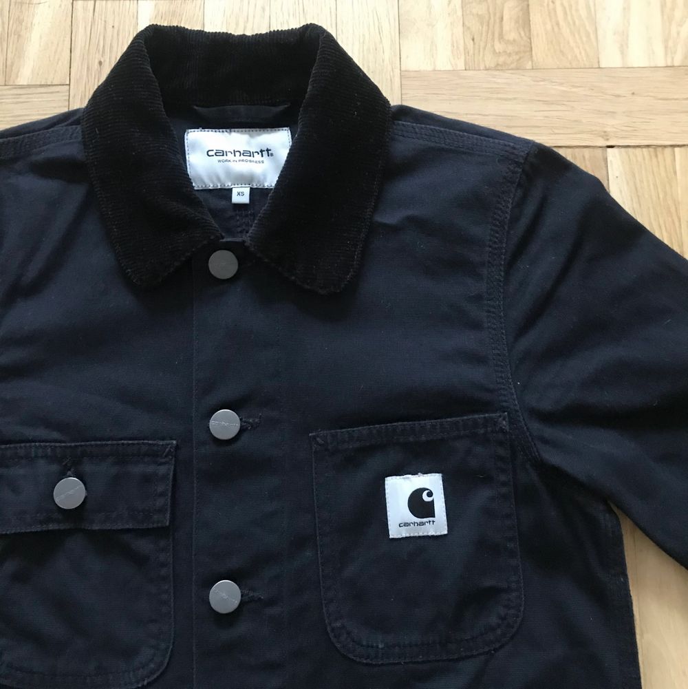 Carhartt jacka med krage i manchester krage. Strl xs. Material: 97 % bomull 3 % elastan. Knapphål något slitna, annars i fint skick. Upplever den som mindre i storlek och något kort i ärmarna. Ev motsvarande en strl xxs. Frakt tillkommer. Jackor.