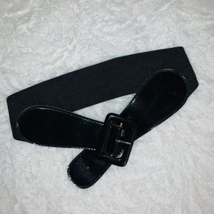 Fint och stretchigt skärp - Säljer detta stretchiga och praktiska skärp så det aldrig används, passar till klänningar eller till att styla upp ett plagg