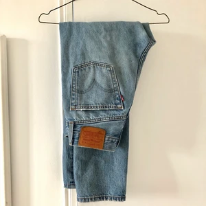 Levisjeans 501 - Levisjeans med snygga hål! Ällllskar dem men säljer tyvärr för att de blivit för små. 100% bomull i stilen 501. Jag är 161 som referens. I asbra skick!