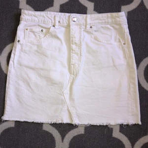 Jeanskjol  - Jättefin jeanskjol från Gina tricot som jag nu säljer pga att tyvärr blivit för stor för mig. Använd ett fåtal gånger. ❗️frakt tillkommer❗️