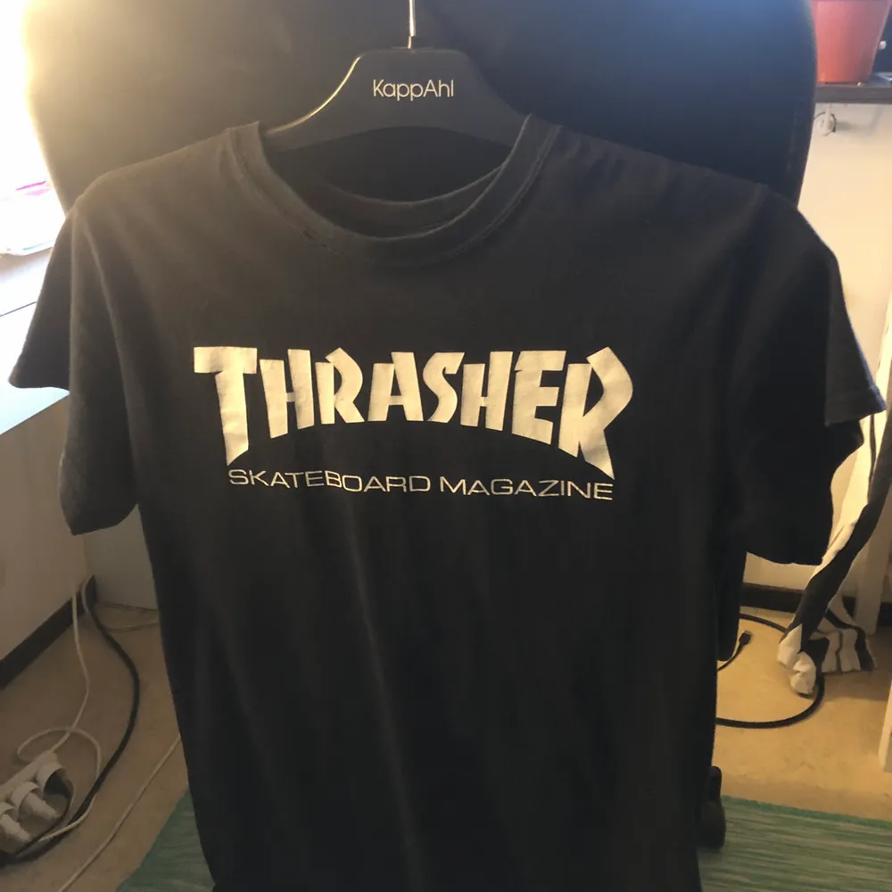 Svart Thrasher t-shirt i bra skick. Passar både tjejer och killar!. T-shirts.