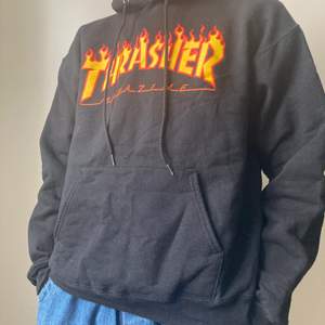 Svart Thrasher hoodie som bara användts enstaka gånger. Kan skicka fler bilder om det skulle önskas. Modellen är 180 för referens och hoodien har ingen storlek i men sitter som typ S/M. Köpare står för frakt. 