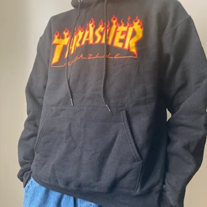 Svart Thrasher Hoodie - Svart Thrasher hoodie som bara användts enstaka gånger. Kan skicka fler bilder om det skulle önskas. Modellen är 180 för referens och hoodien har ingen storlek i men sitter som typ S/M. Köpare står för frakt. 