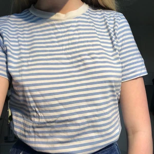 Blåvitrandig t-shirt - Blåvitrandig t-shirt. Använd kanske 5 gånger så den är i mycket bra skick. 