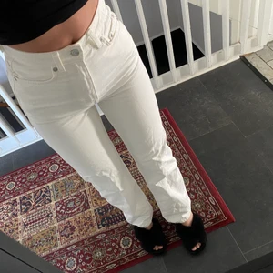 Weekday jeans - Weekday jeans som är helt nya endast haft på mig 1 gång, säljer pga att jag tycker dom sitter för tight på mig. Storlek 25 längd 32, modellen heter Rowe Extra High Straight Jeans. 💕💕