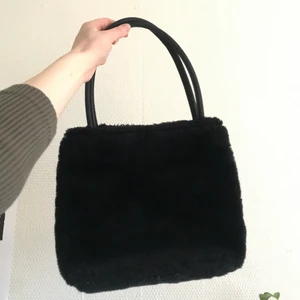 Svart fluffig väska - Svart fluffig väska 🦋