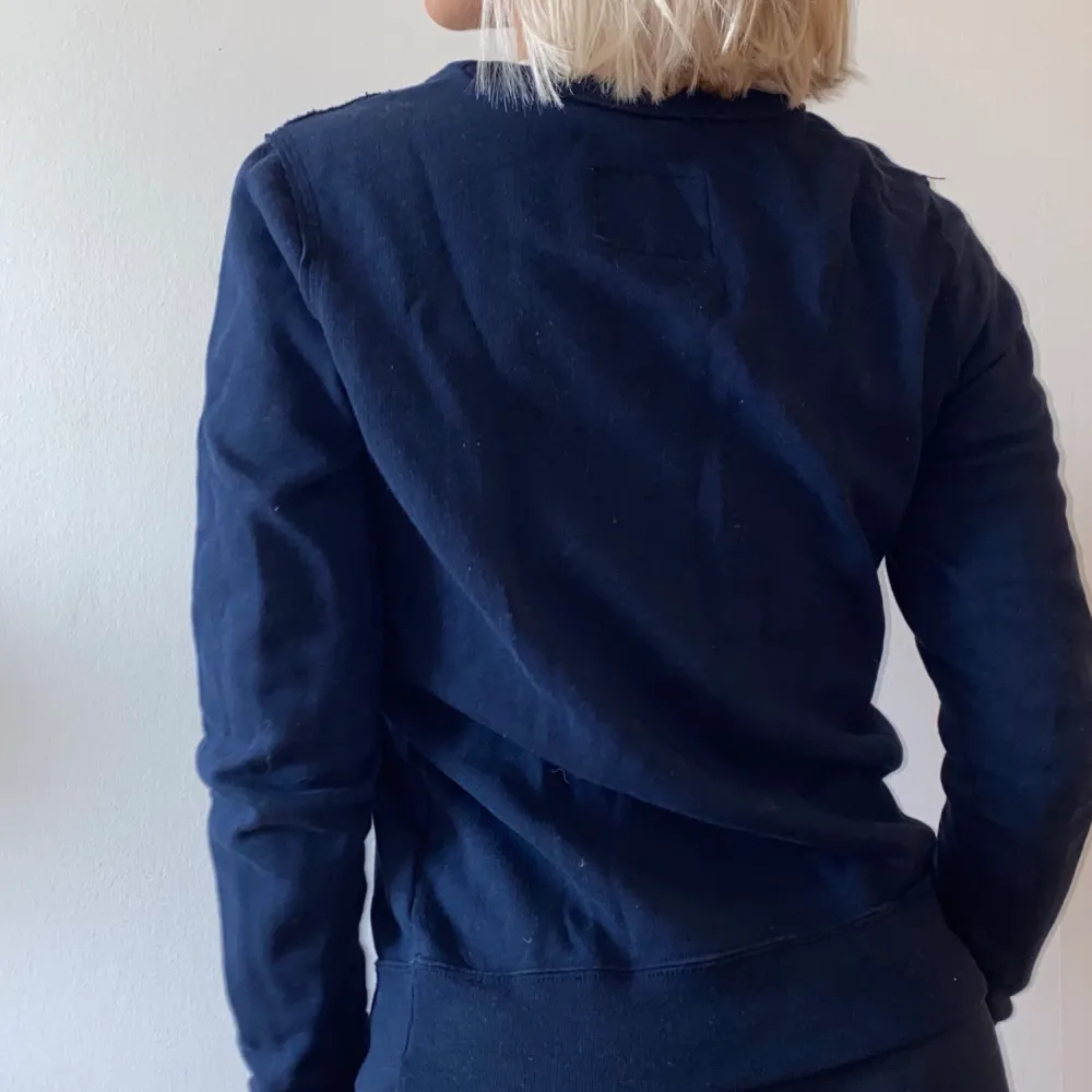 Denna mörkblåa sweatshirt från abercrombie and fitch är i mycket fint skick och superskönt material!! 💙. Tröjor & Koftor.