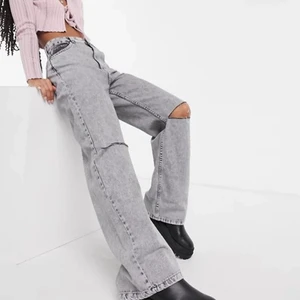 Grå Bershka Jeans - Gråa 90’s jeans från Bershka i strl 38. Säljs då de har blivit för små på mig, skrev vid intresse! Frakt står köparen för💕