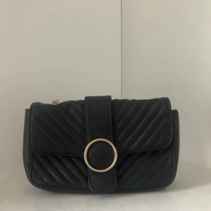 Väska  - Svart väska med guld detaljer + guldkedja 