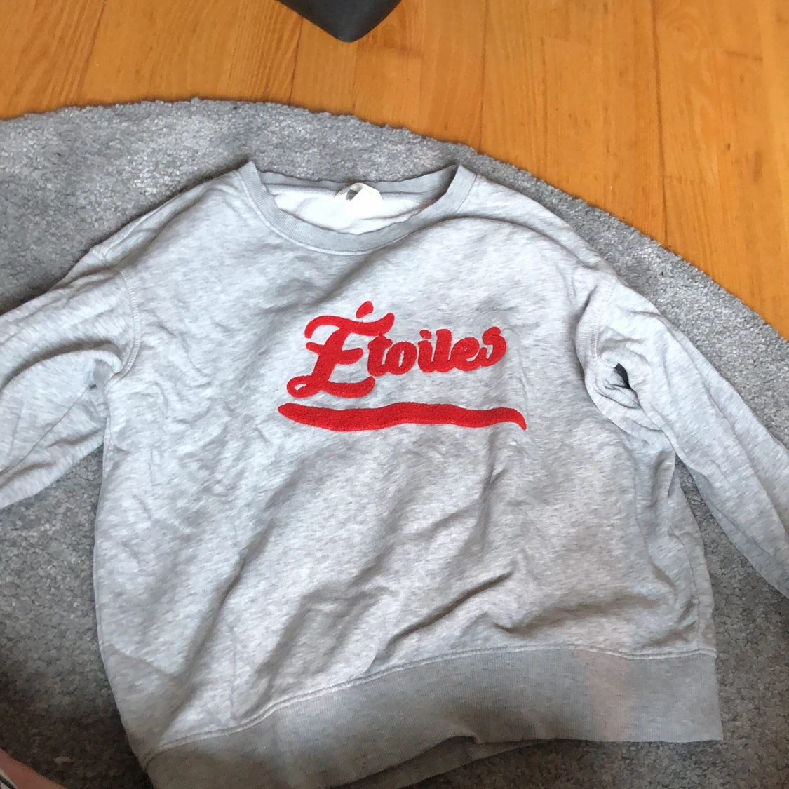 Grå sweatshirt med rött tryck.  - 91