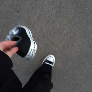 Converse  - Säljer mina låga svarta converse! Nästinill nya & oanvända. 