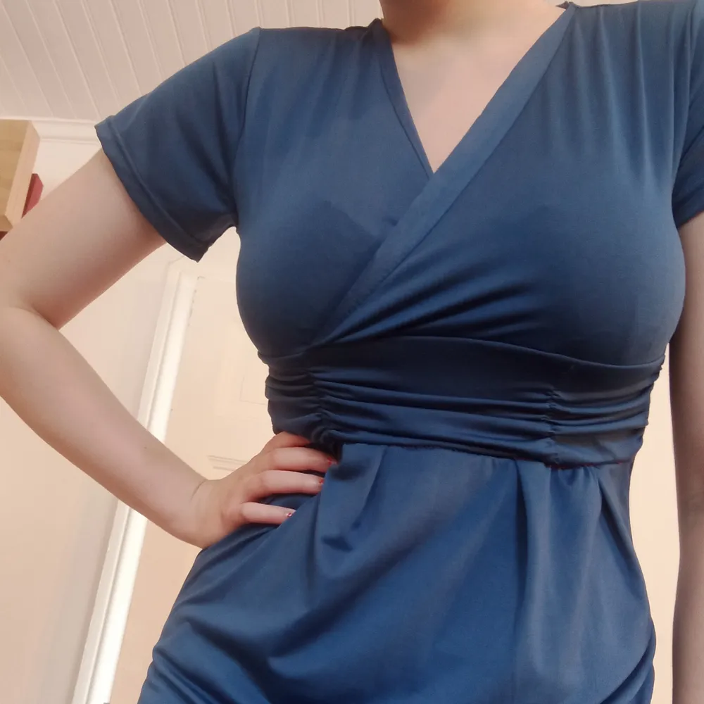 Söt klänning i blå färg! Köpte den här på plick, men den var inte alls som jag trodde så säljer den därför vidare. Den har några skavanker, men sitter ändå fint och kan vara ett kul projekt för den som gillar att sy 🥰 pris inkl frakt . Klänningar.
