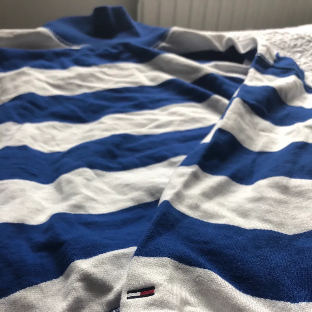 Så snygg och så skön tröja från Tommy hilfiger,perfekt till sommarkvällar eller tidig vår. 300kr+frakt eller något bättre pris om ni vill❤️❤️. Tröjor & Koftor.