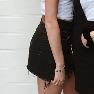 Jeanskjol från Levis  - Jeanskjol i svartvätt från Levis! Använd en gång då den är lite för liten! Storlek 27 och i nästintill nyskick