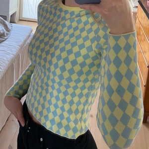 Rutigtröja från Zara - Så fin schackrutig tröja från Zara som jag köpte för 1 år sedan. Säljer då jag inte får användning för den längre. Färgen är mer grönblå i verkligheten! Skicket är helt ok utöver en repa i tyget som syns på sista bilden.💙💛                                                                                Säljer för 60kr + frakt! 