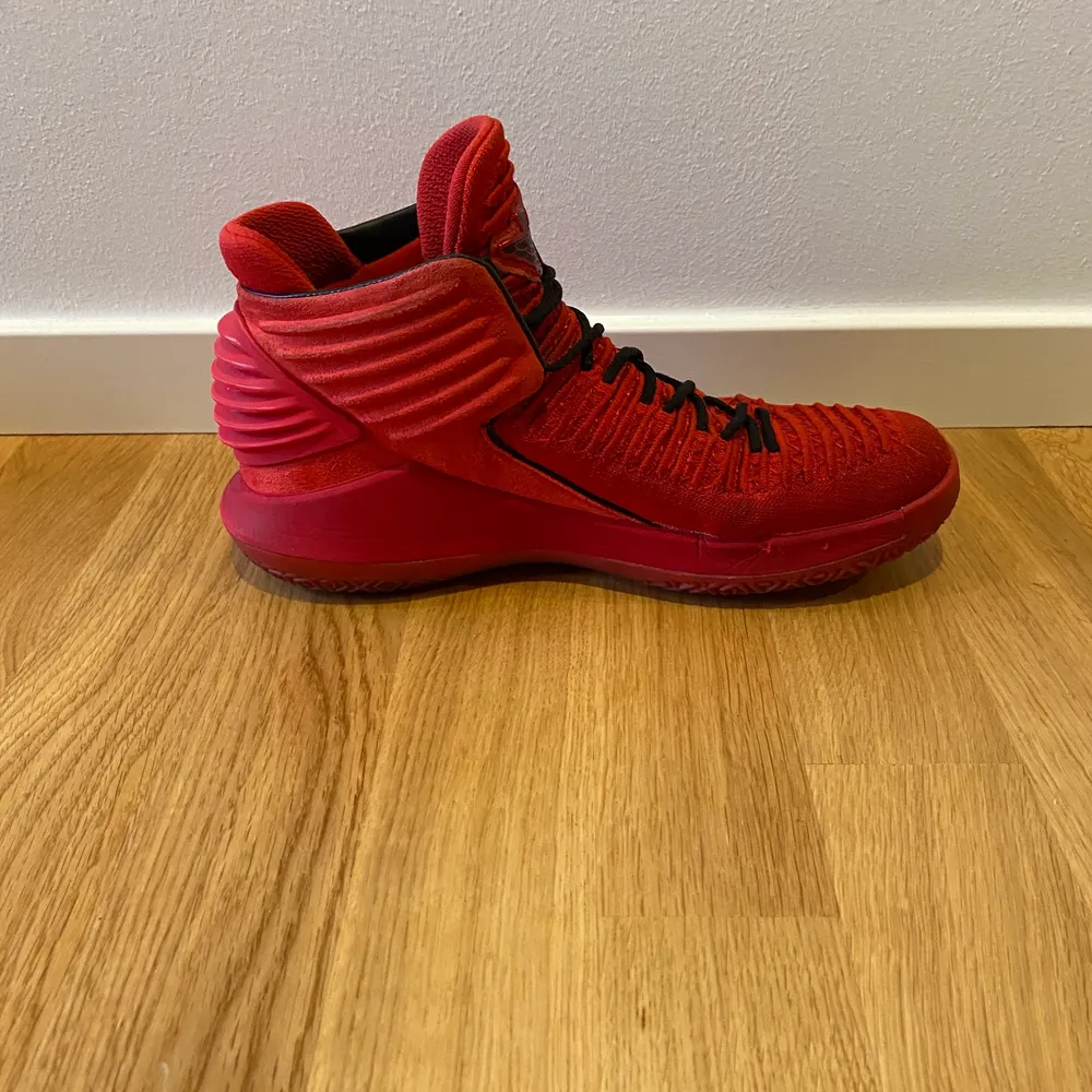 Air Jordan red/black size eu 42 skickas med OG box. Använda men fortfarande i gott skick. Skor.