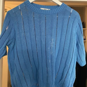 Mango  - Stickad sommar tröja från mango. I storlek L, dock inte jättestor i storlek. Frakt ingår inte i priset 