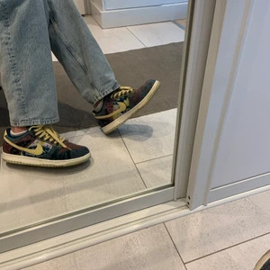 Nike SB dunk low community garden size 44.5  - Säljer mina community garden. Använd dessa skor typ 4-5 gånger, fortfarande jättebra skick. Tyvärr slängde jag lådan så det kommer inte med. Köparen betalar frakt :):)