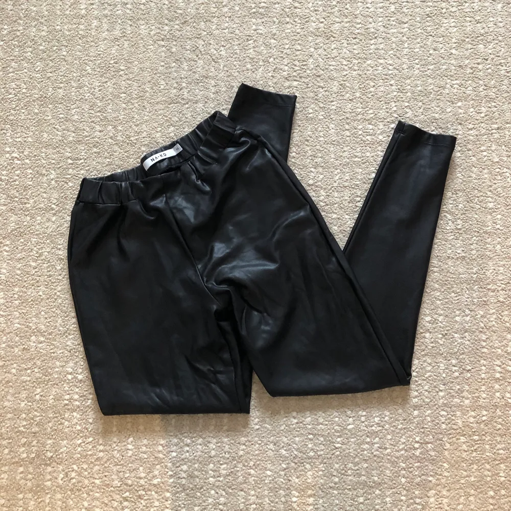 Tajta svarta lackbyxor från NA-KD i storlek XS. I fint skick 🖤. Jeans & Byxor.