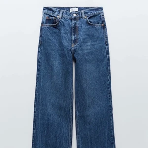 Jeans Zara  - Jag säljer dessa superfina Zara jeans! Jag har tyvärr ingen bild på hur de sitter, men är man en strl 32 sitter de perfekt vid midjan och går rakt vid benen. De är långa i modellen och går över skon. De har inte hunnit användas så mycket och är i princip som nya.