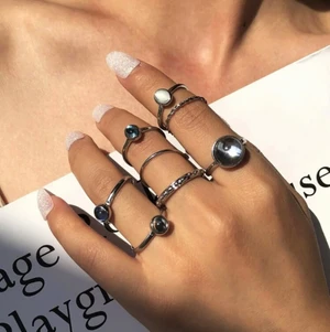 Ringar - Silverfärgade ringar. Köparen står för frakten! Skicka gärna ett meddelande vid frågor!