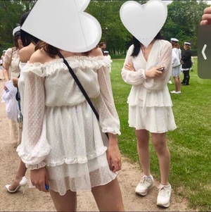 Klänning - Jättefin studentklänning (den till vänster på bilderna)🥰 Använd en gång. Nypris 600kr