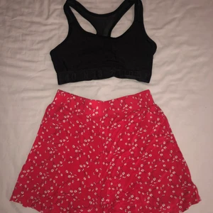 Sport-bh och shorts - Inga synliga tecken på användning, knappt använda. Kan köpas som det för 85kr + frakt. Annars 50kr/st. Sport-bh-n är från Lager 157 i strl XS men är stretchiga så har man lite större byst passar den ändå, har resårband runt bysten. Shortsen är från H&M i strl. XS och har resårband runt midjan. Betalas med Swish, frakt står köparen för.
