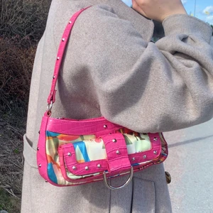 Färgglad väska med nitar - Väska med mycket färg och form och snygga bitar. Perfekt för sommar.