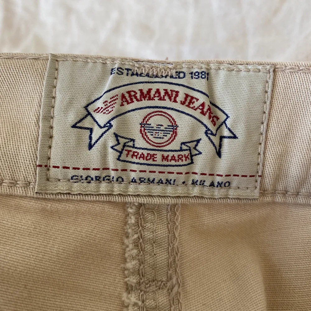Säljer mina superfina byxor från Giorgio Armani för att de är för små. Fin beige färg🧡 98% bomull 2% elastan. Kan mäta midjan om du är intresserad!. Jeans & Byxor.
