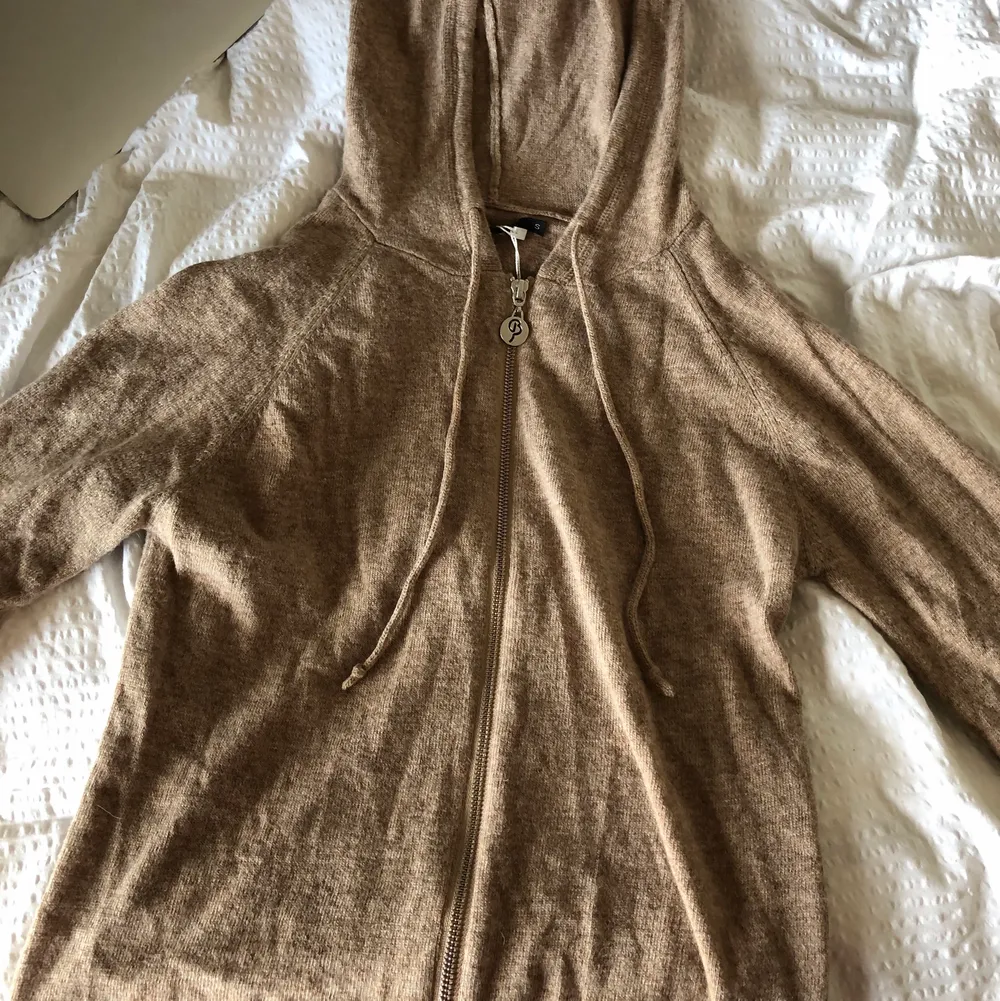 Kashmir hoodie beige från Edblad i storlek S. 10/10 skick. Köparen står för frakt💕 säljer bara vid bra bud. Tröjor & Koftor.
