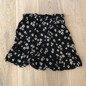 Kjol - Blommig kjol från Monki, använd 2 ggr. Storlek M.✨