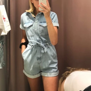 Jeans jumpsuit - Jumpsuit i jeans från Ginatricot. Storlek S. Använd ett fåtal gånger! Köparen står för frakten!😊🙏🏼
