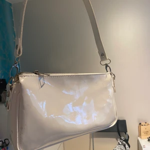 Glansig vit väska  - Från boohoo. Inte fått så mycket användning för den. 