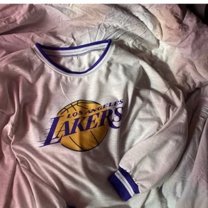 Tröja - Sjukt snygg tröja köpt här på Plick! Men den satt inte som jag ville så säljer vidare! INTE MINA BILDER!! Frakt tillkommer på 66kr spårbart ❤️