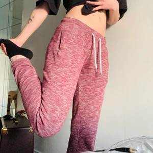 Vinröda mjukisbyxor - Ett par mjukisbyxor med tryck i använt skick. Ett litet hål finns i höger ficka men är ganska lätt att fixa med lite nål och tråd. Hör gärna av dig med frågor! :) jag erbjuder paketpris på allt!