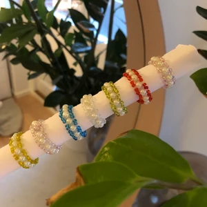 Ringar  - Super fina handgjorda pärlringar! 💕 Finns i alla storlekar och färger. Om du är intresserad av en färg som inte finns eller något liknande så skicka ett meddelande och berätta!💕 En ring för 40kr 2 för 60kr 3 för 100kr 