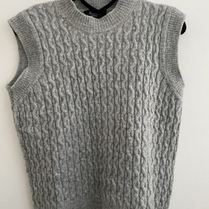 Grå väst  - En fin stickad väst i toppen skick, knappt använd! Köpt från Only i storlek XS. Frakt 66kr (spårbar), eller så kan jag mötas i Stockholm city💕 Originalpris 400kr, köp direkt för 250kr eller buda! 