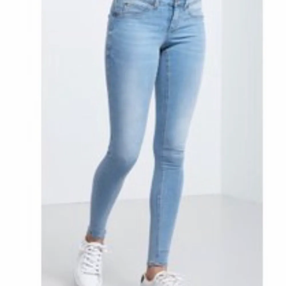 Låg midja, jeans från Gina tricot. Köpta för 299kr säljes för 99kr. Storlek M. Passar mig som är S. Kan fraktas eller mötas upp i Stockholm.. Jeans & Byxor.