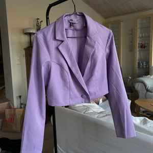 Kavaj - Kort kavaj som är ett måste i sommar!! As snygg till en kjol och boots eller bara med ett par jeans!! Använd 1 gång! 