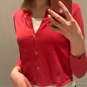 Strl XS, tunn kofta/tröja från Zara - Strl XS, tunn kofta från Zara. Jättefint skick, köparen står för frakt😌