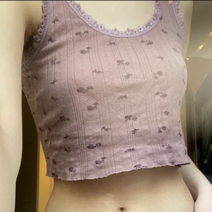 Topp - Topp från Urban outfitters. Väldigt bra skick, jag har kroppat den någon centimeter men det gör den bara finare enligt mig. Strl XS. Köparen står för frakt.