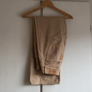 RAKA JEANS MONKI - Snygga raka jeans från monki i den populära modellen ”Yoko”, i den slutsålda färgen beige. Storlek 26. Säljer då de tyvärr är för små för mig. De är använda men i fint skick! Buda från 129 kr. Säljaren står för frakten på 66 kr. 🤎