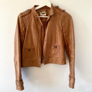 Snygg brun skinnjacka strl 34 🤎 från Stockholm  - Snygg brun skinnjacka strl 34 🤎 från märket Stockholm. Jättefint skick, använd sparsamt! Äkta skinn. Betalning via swish. Köpare står för frakt. 