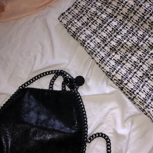 Väska - Svart Stella Mccartney inspirerad väska!! Säljer för har en annan liknande, aldrig använd!!