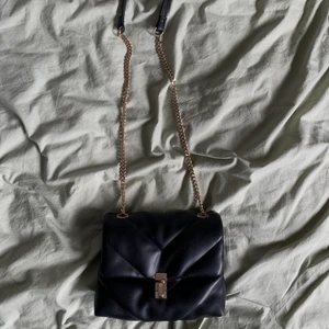 Svart väska - Köpt på Zara 2019, knappt använd. Liten väska! Perfekt till utekväll när man ska ha med kort o mobil typ💓 Nypris 400 kronor