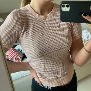 Snygg & trendig tisha från Zara - Snygg & trendig tisha från Zara i en ljusrosa färg. Kan frakta eller mötas upp beroende på, pris kan diskuteras 💞